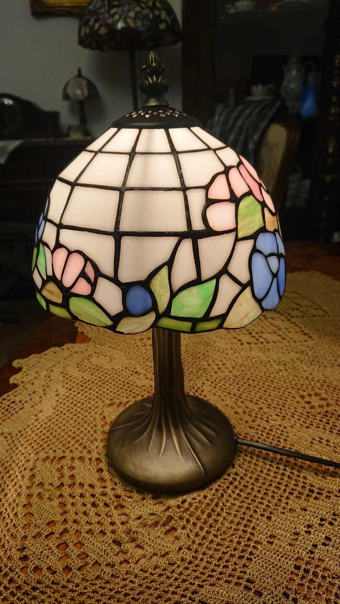 Lampa Tiffany , nocna stolikowa klosz z kwiatami