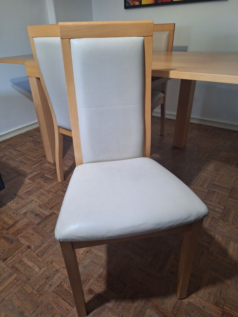 Mesa extensível e 4 cadeiras