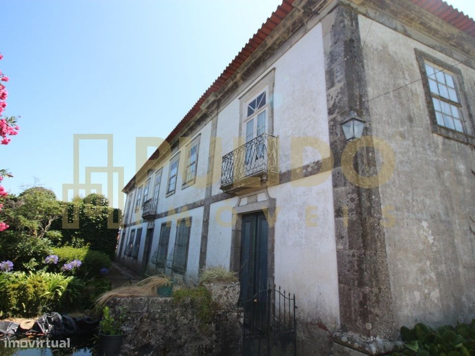 Solar em bom estado de conservação com jardim de japoneiras (camélias)