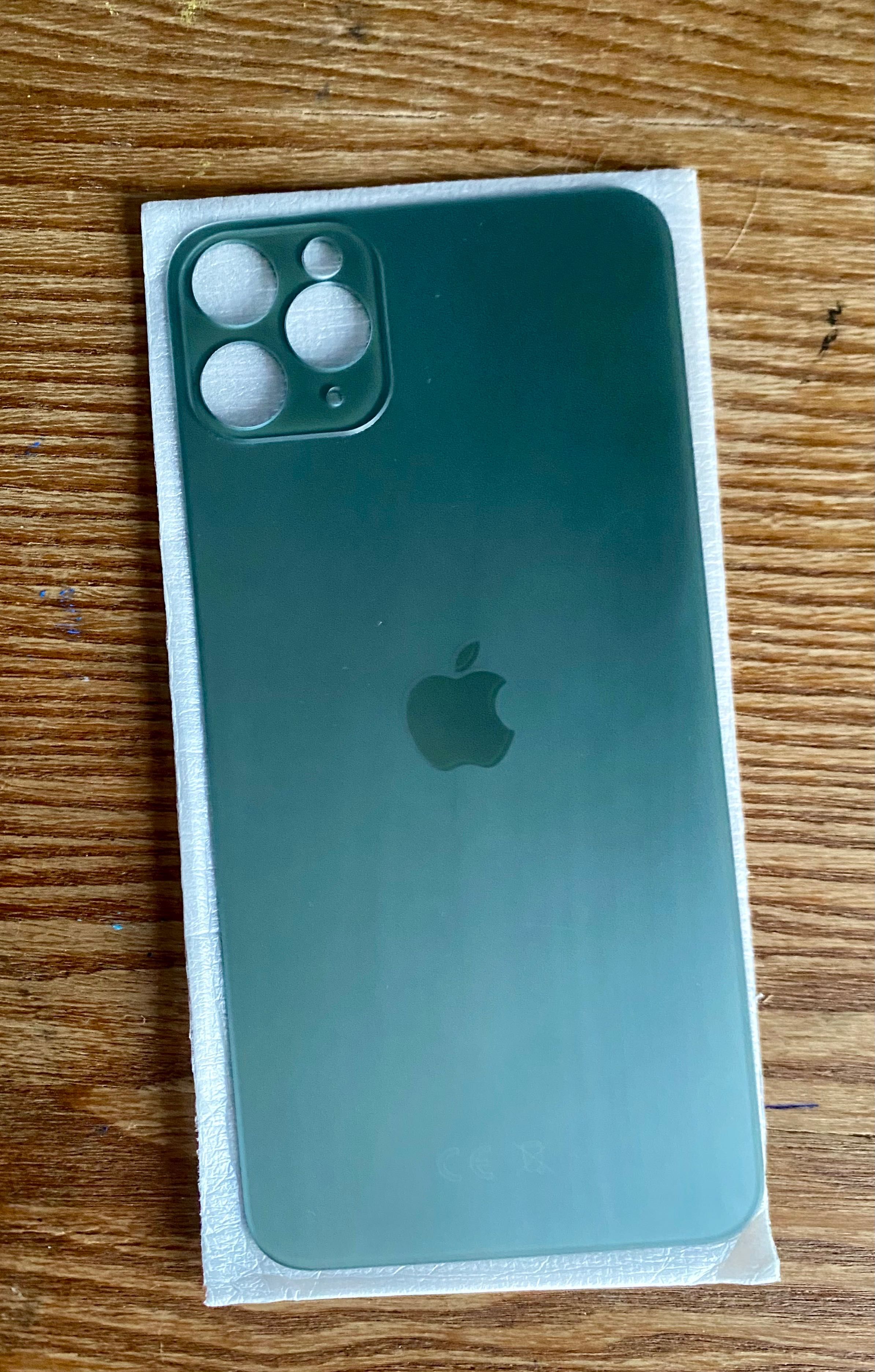 Задня кришка панелі від iPhone 11 Pro Max зелена.