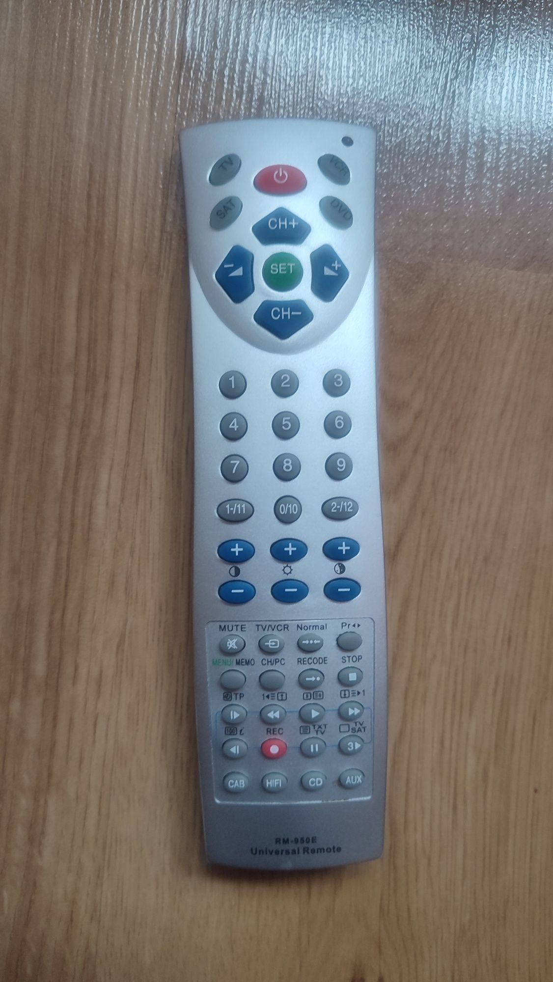 Pilot do telewizora uniwersalny model RM-950E
