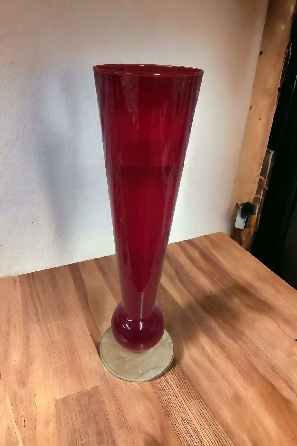 Duży szklany wazon w kolorze czerwonym