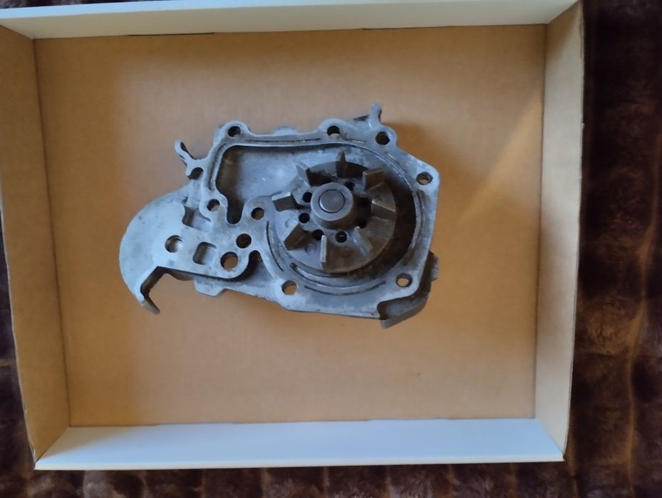 Водяной насос на Renault kongo