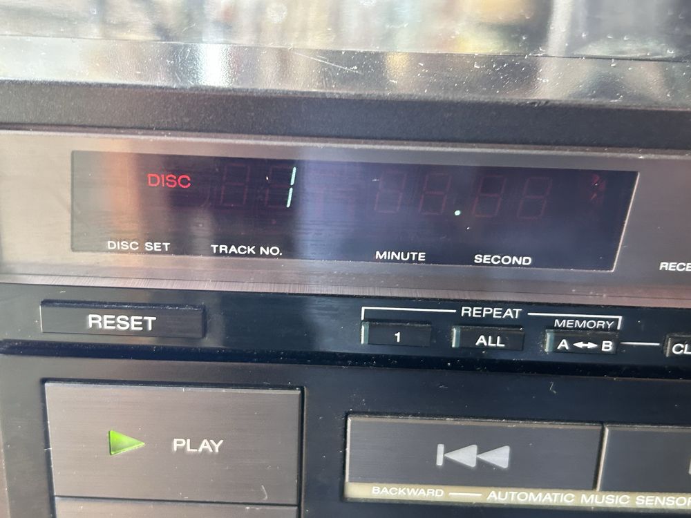 Перший програвач Sony CDP-101 на CD