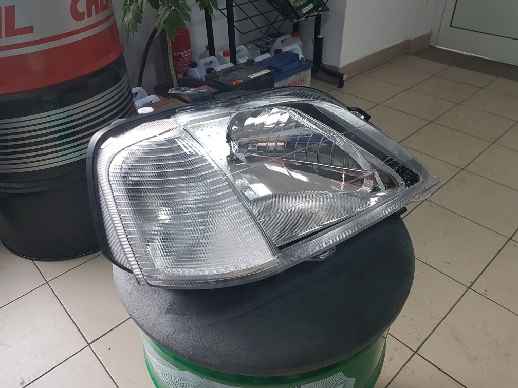 Lampa reflektor przód prawy DACIA Logan przed liftem do 2009