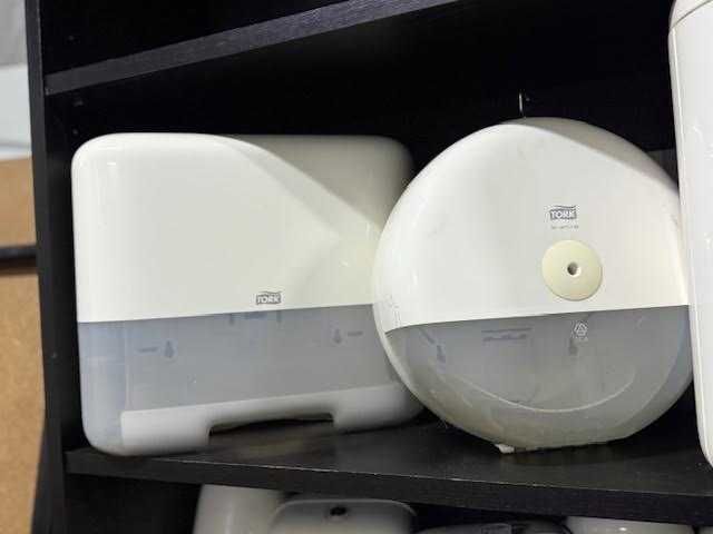 Zestaw Tork: dozownik do mydła + ręczników + kosz – komplet sanitarny