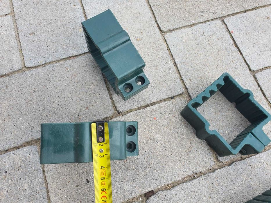 Obejma plastikowa do siatki płotu na słupek 60x60mm 62 sztuki + gratis