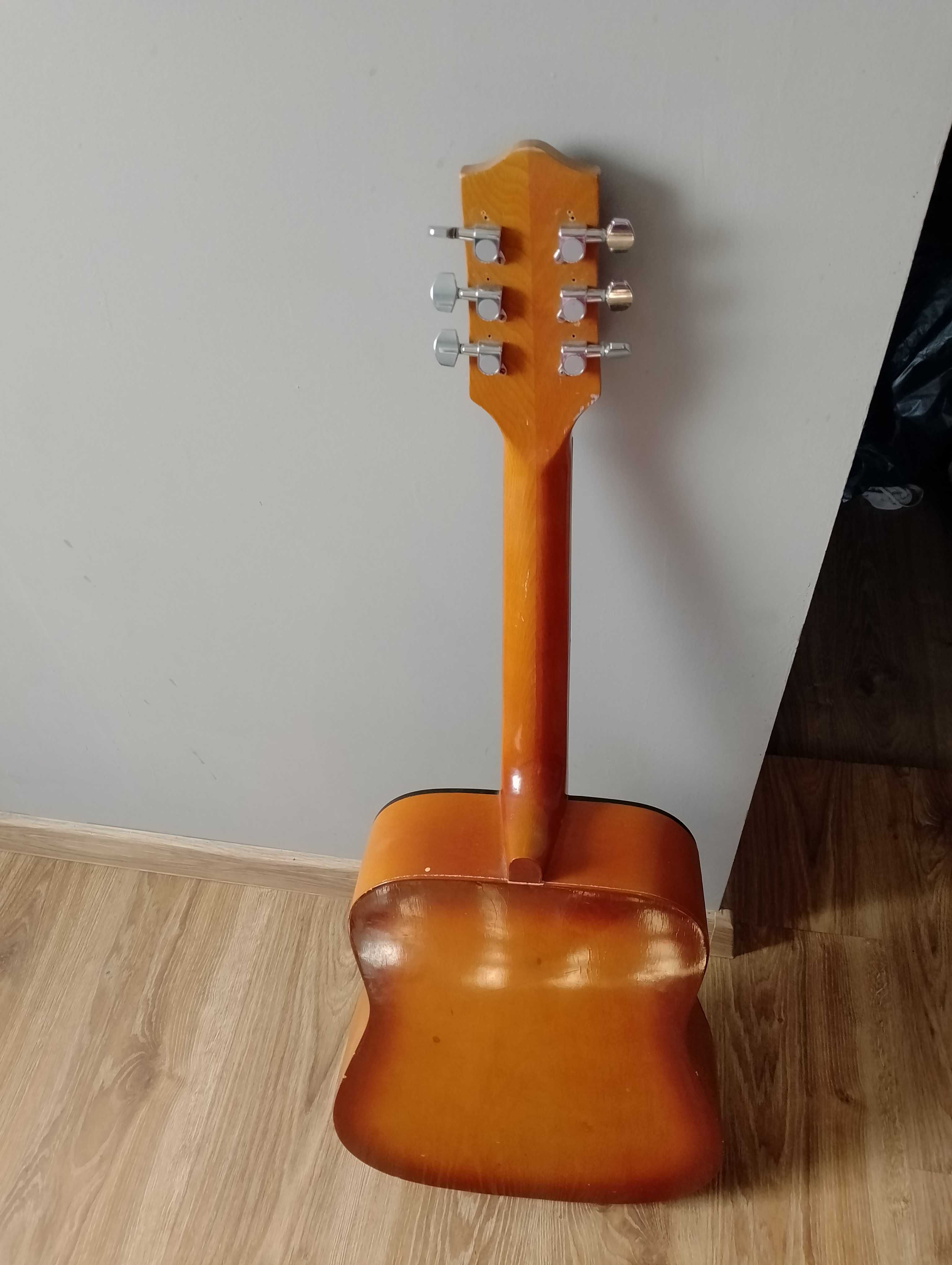 Gitara akustyczna defil