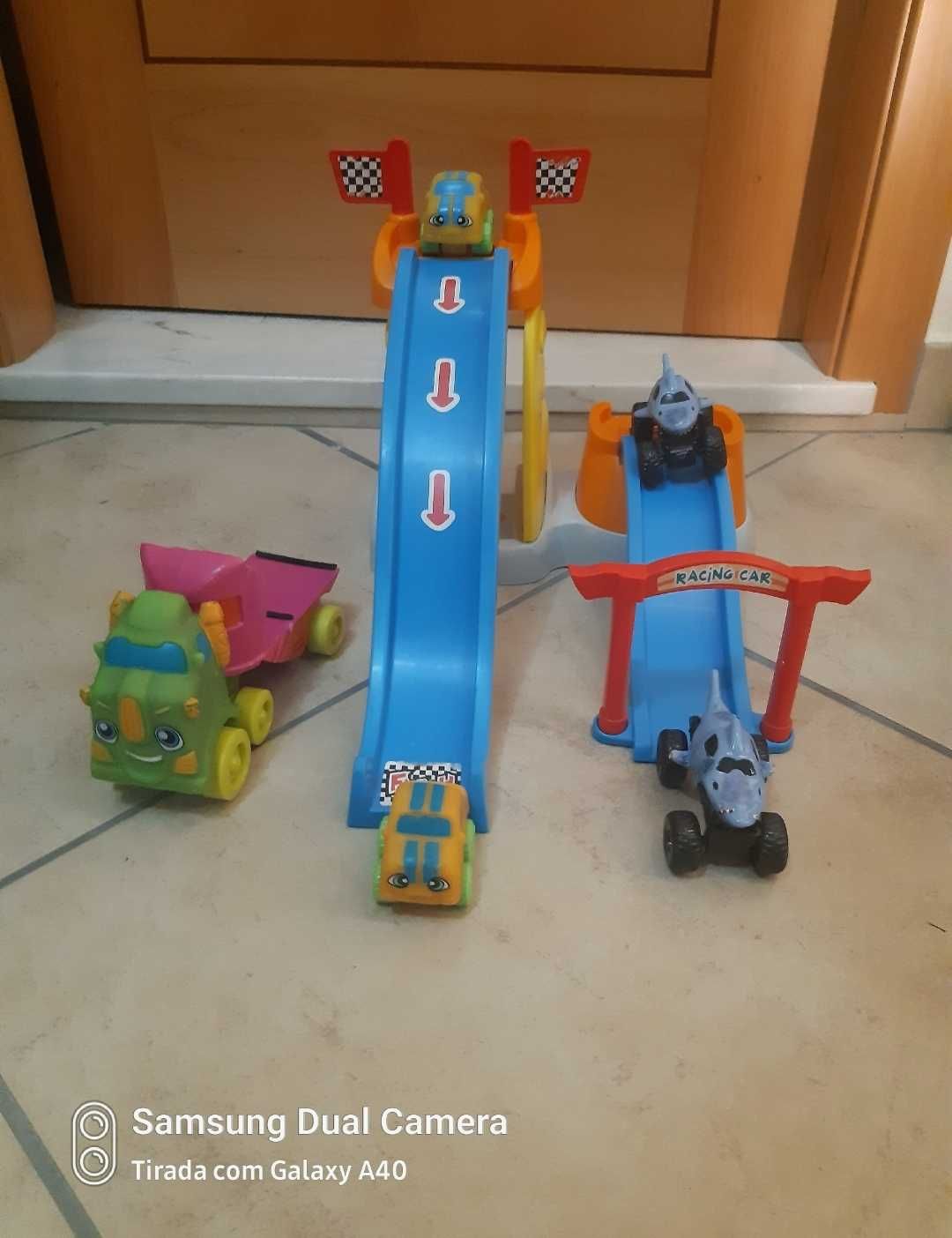 Vários Brinquedos de criança