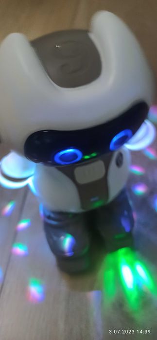 Grający, tańczący  robot na baterie