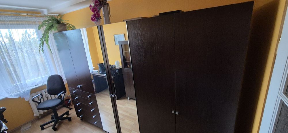 Szafa duża z lustrem i szufladami