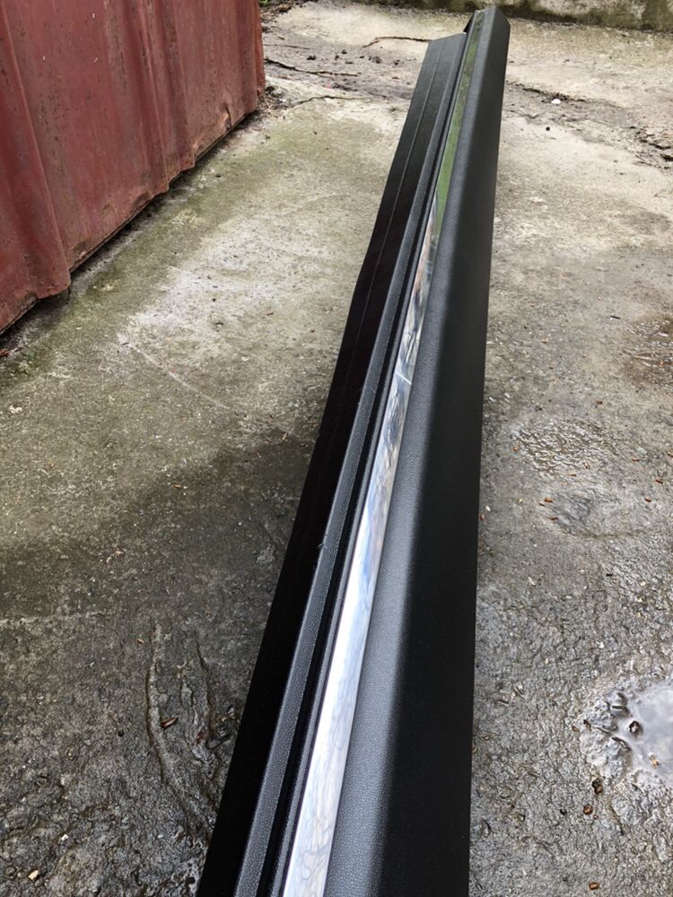 Накладки порогов GL X166 Обшивка левого стекла GL x166 A1667370580