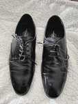 Par de sapatos pretos de homem de pele, tamanho 41.