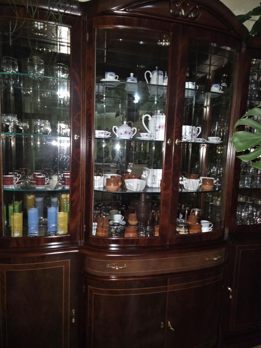 Cristaleira em madeira de qualidade