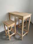 Mesa alta com 4 bancos