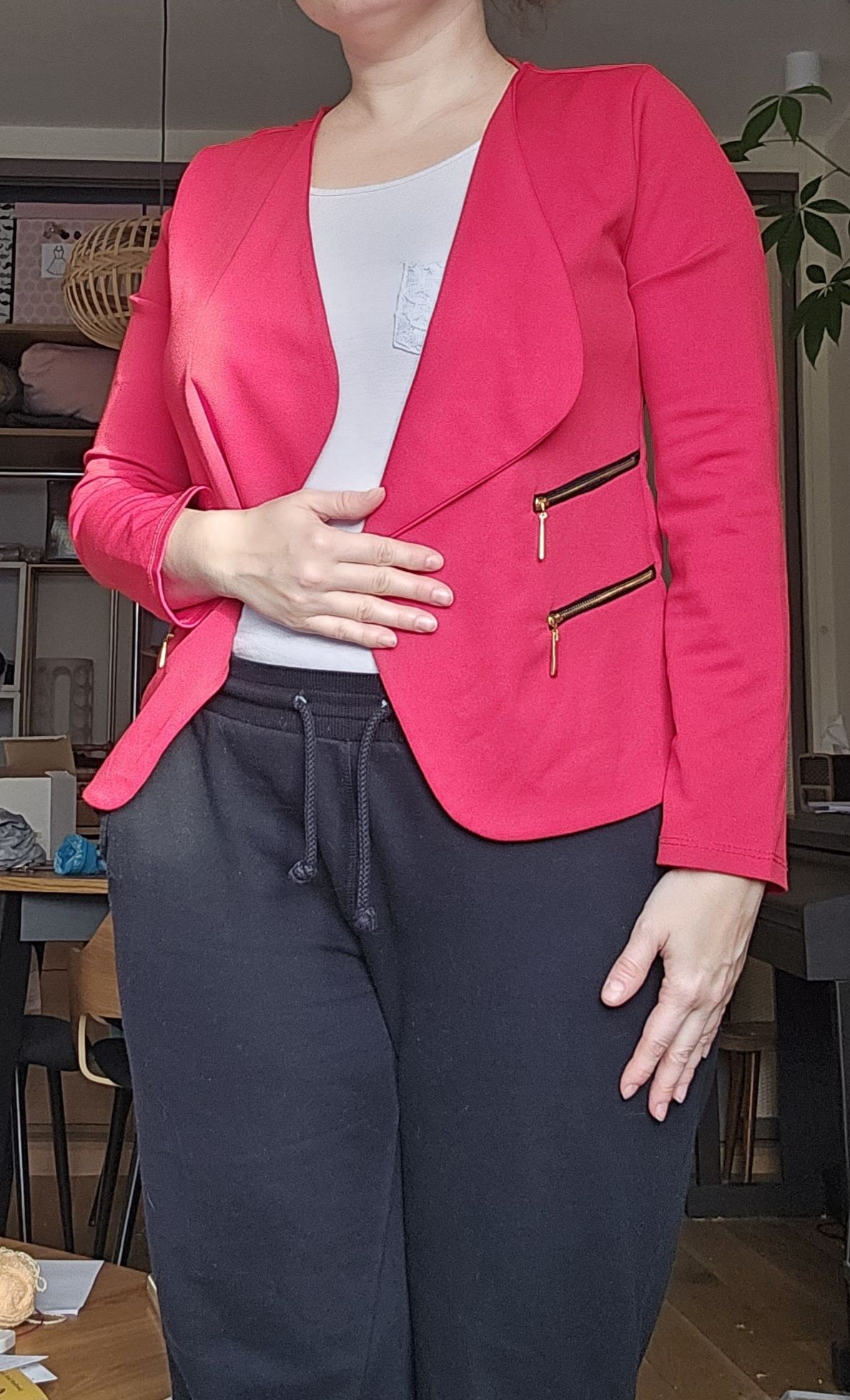 Czerwona marynarka niegniotąca się z cienkiego materiału 38
