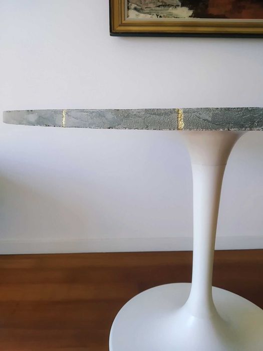 Mesa tulipa redonda | base em pedestal branco e topo em betão kintsugi