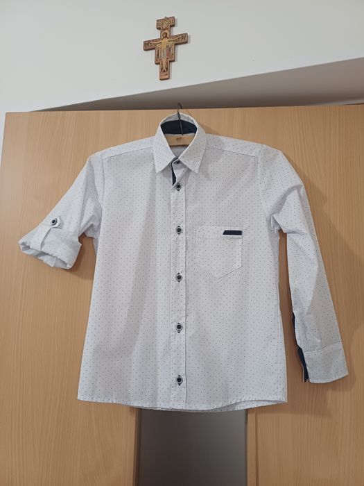 Sprzedam białą koszulę chlopieca roz. 140