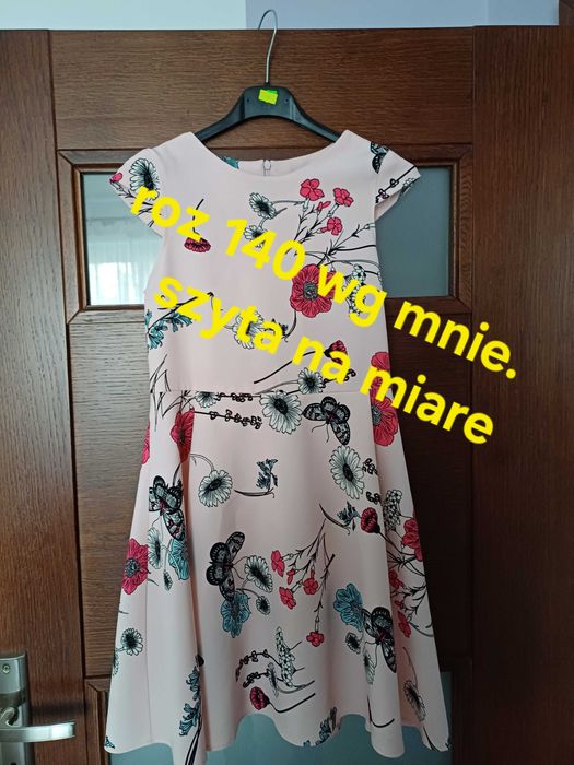 Sukienka w kwiatki 140