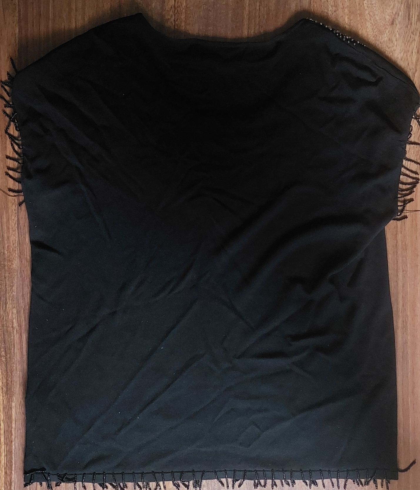 Damska czarna bluzka bez rękawów z dekoltem ozdobionym cekinami