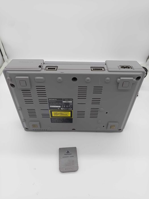 Konsola SCPH-7502 + 1 pad + 2 gry + karta pamięci + okablowanie