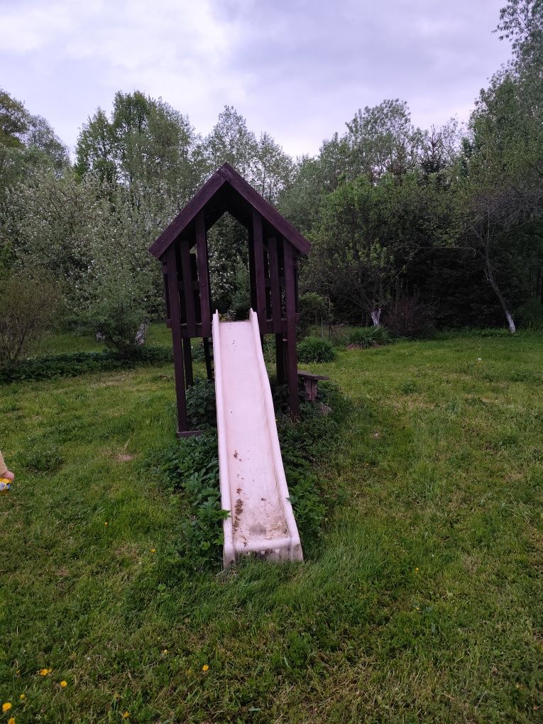 Domek zjeżdżalnia dla dzieci