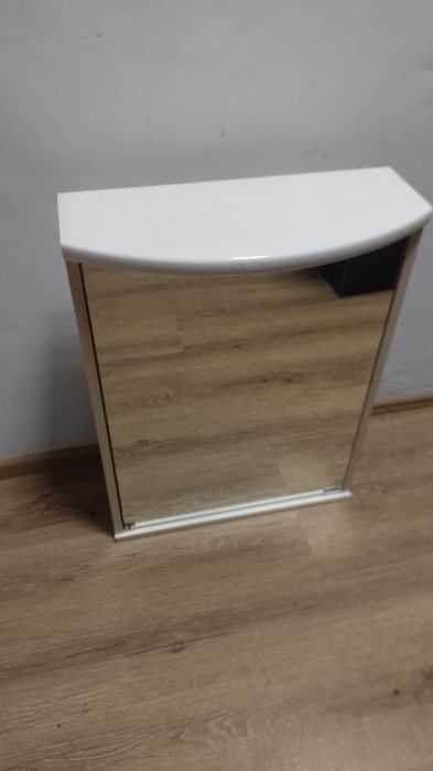 Szafka łazienkowa z lustrem