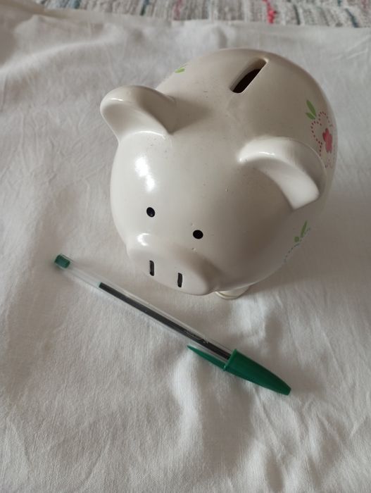 Porco mealheiro em louça