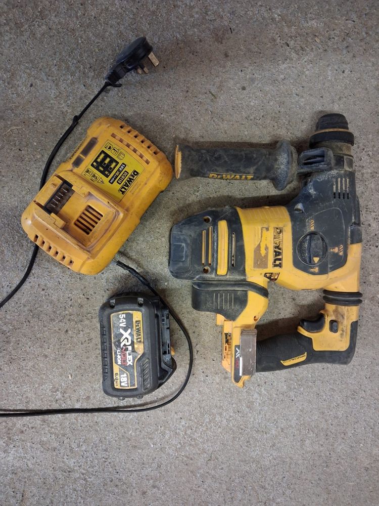 Młotowiertarka DeWalt SDS-Plus - ładowarka i bateria