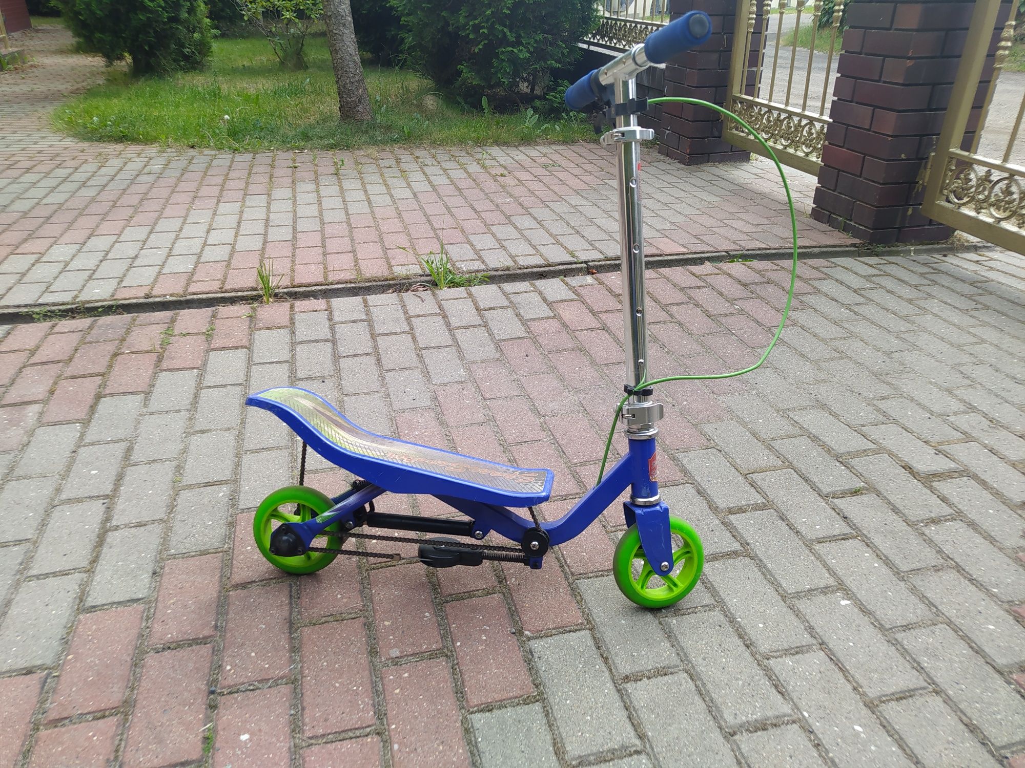 Hulajnoga samonapędzająca się (nie skate park, nie wyczynowa)