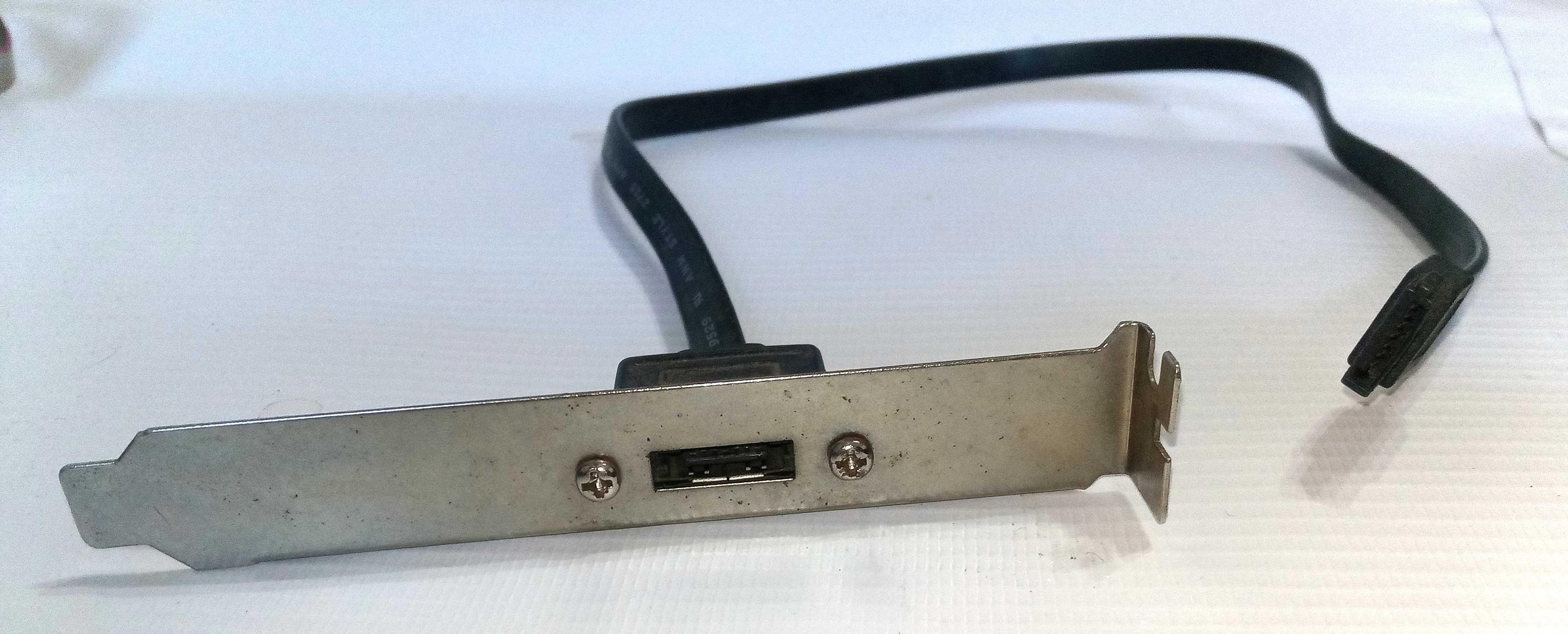 Śledź do obudowy PC  port e-sata + kabelek zewnętrzny