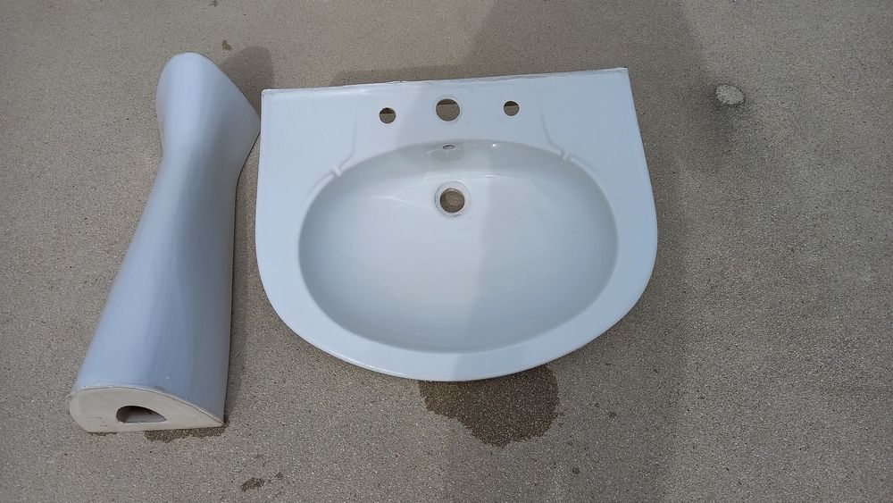 Lavatórios creme  e branco