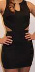 Vestido preto aberto nas costas e laterais