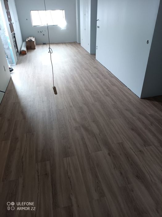 Montagem De Pavimento flutuante / vinílico SPC  e Rodapés