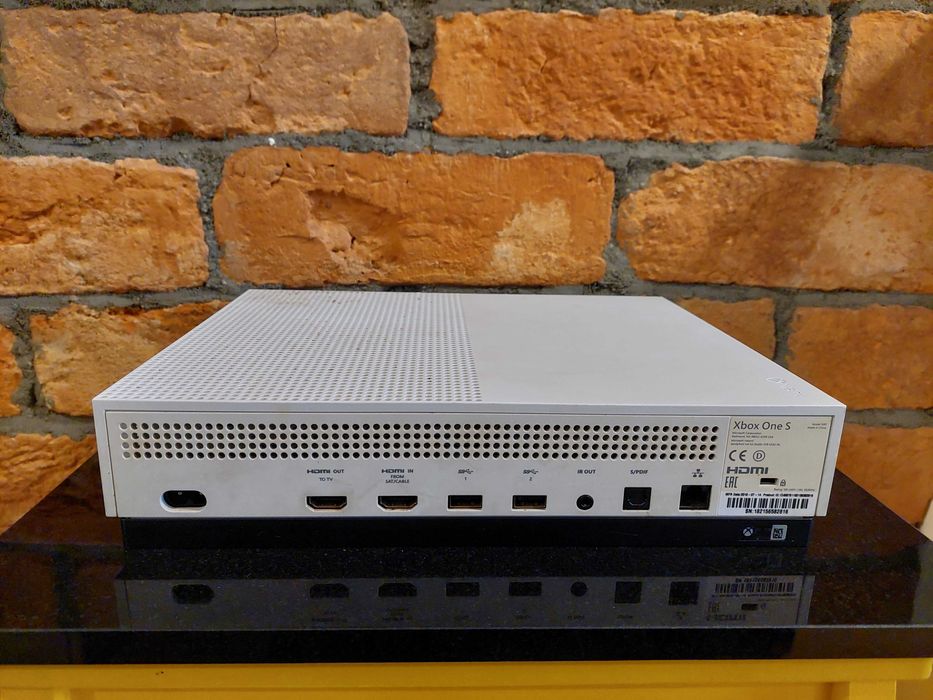 Konsola Microsoft XBOX ONE S 1TB 1681 napęd PAD gry FIFA słucha plomba