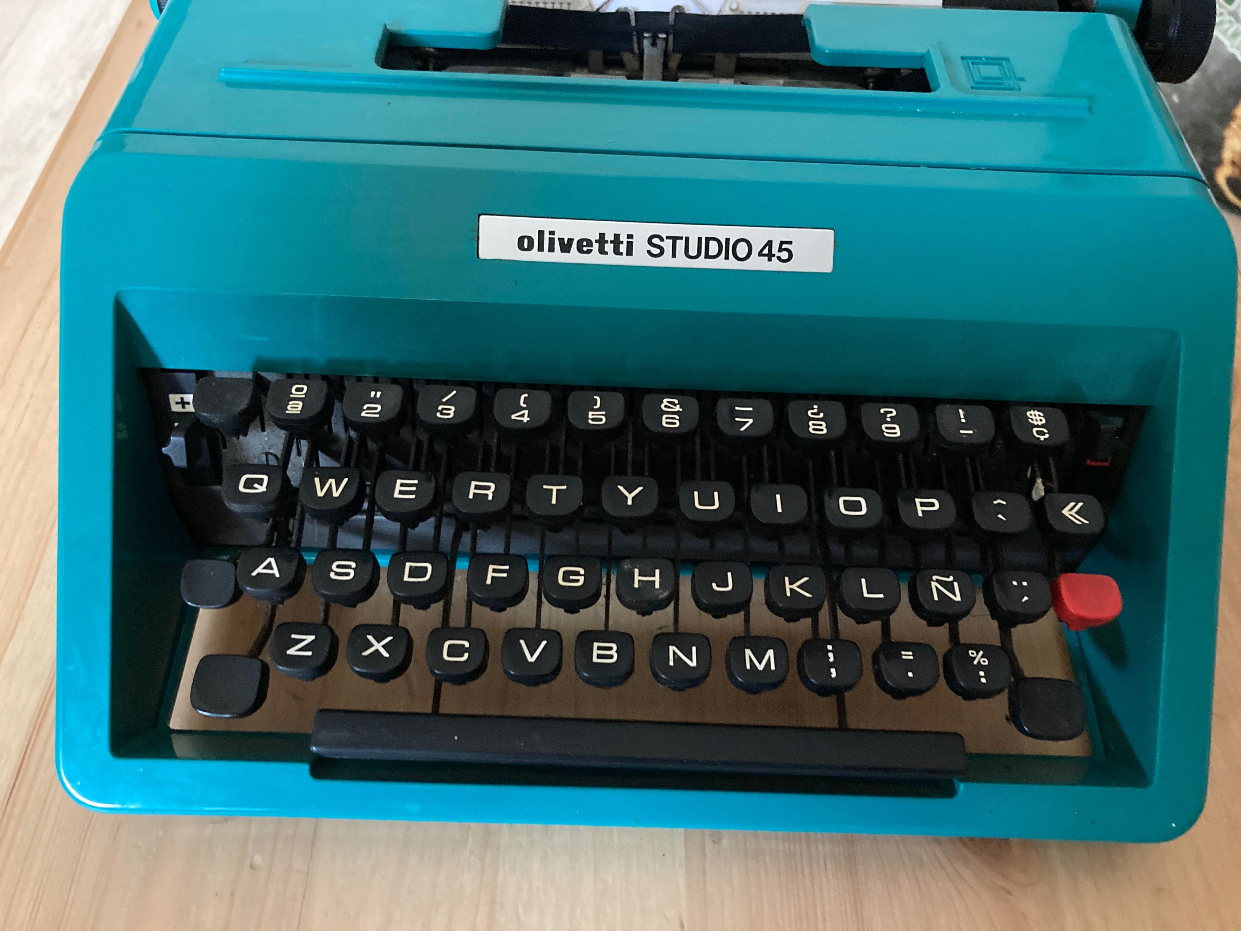 Máquina de escrever - Olivetti Studio 45