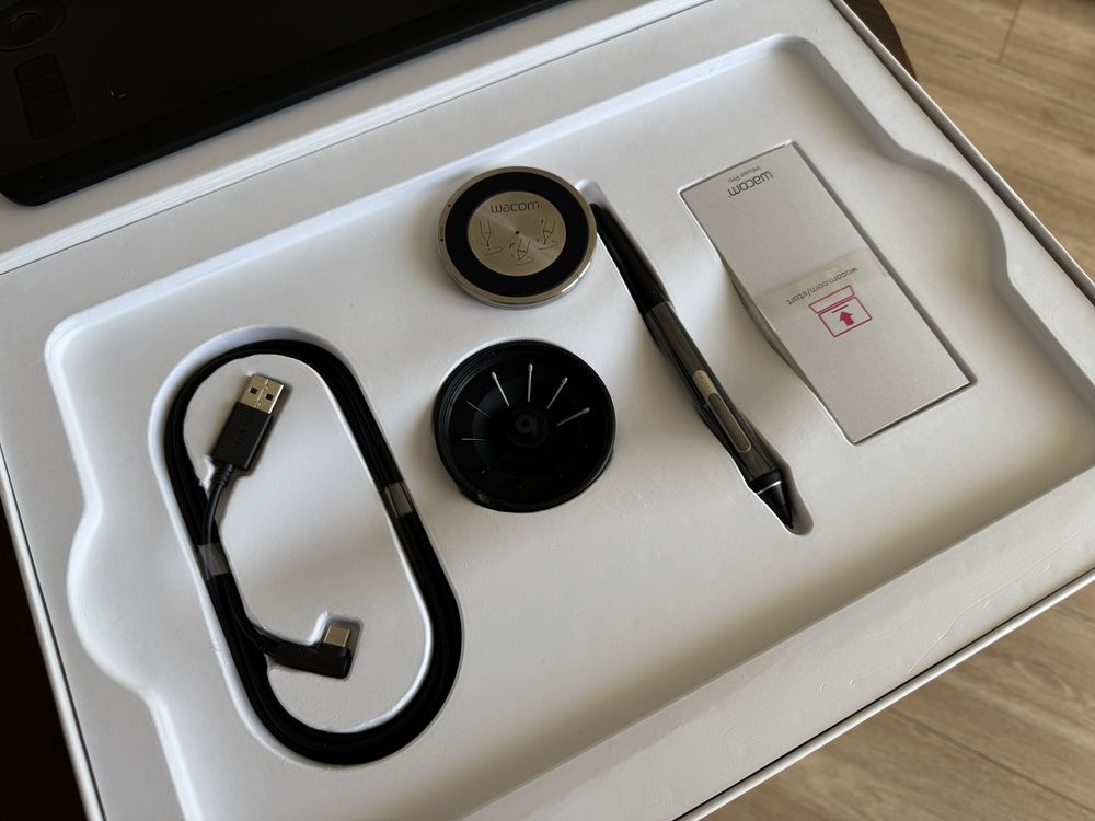 Tablet graficzny Wacom Intuos Pro M (jak nowy)