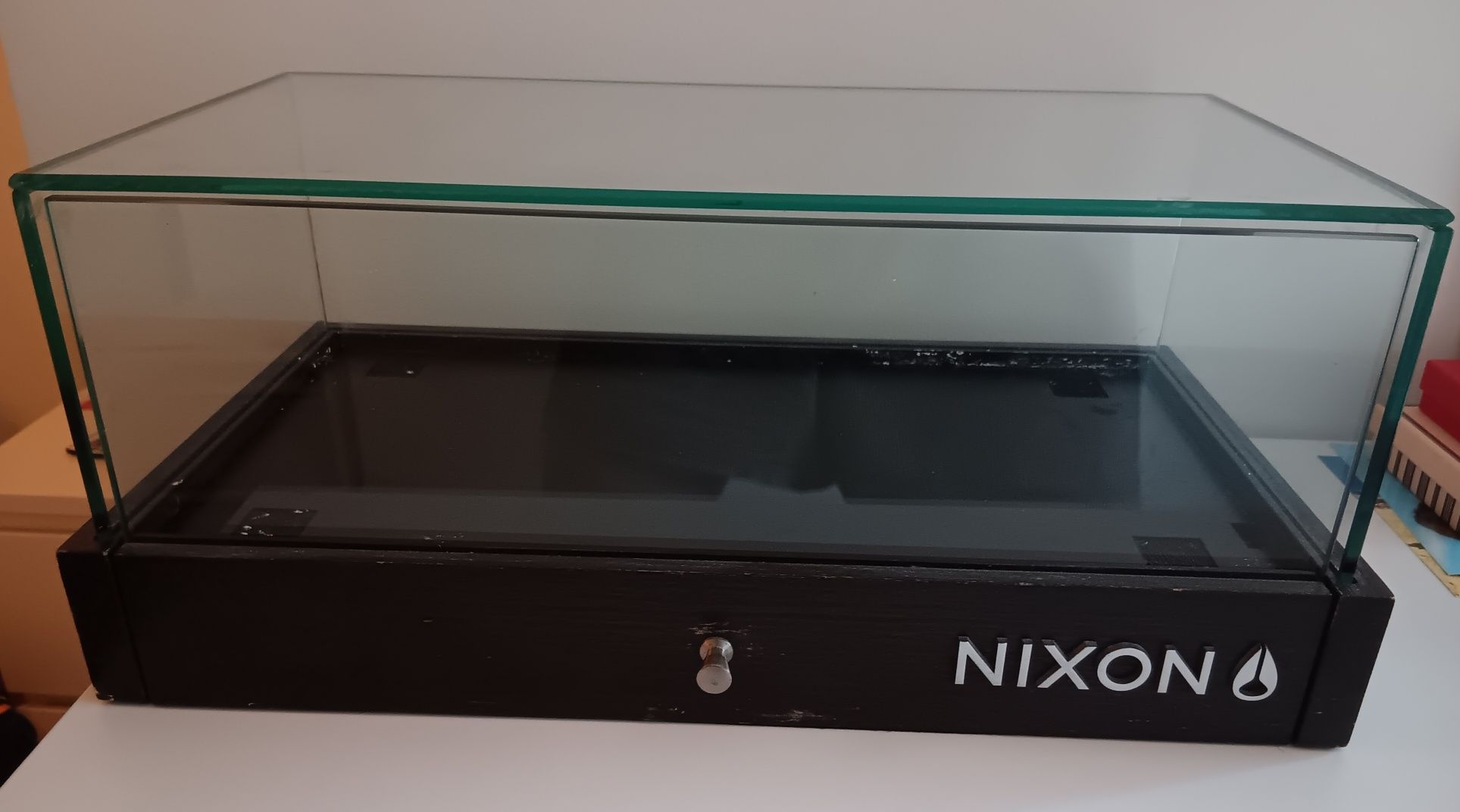 Expositor NIXON em vidro e madeira