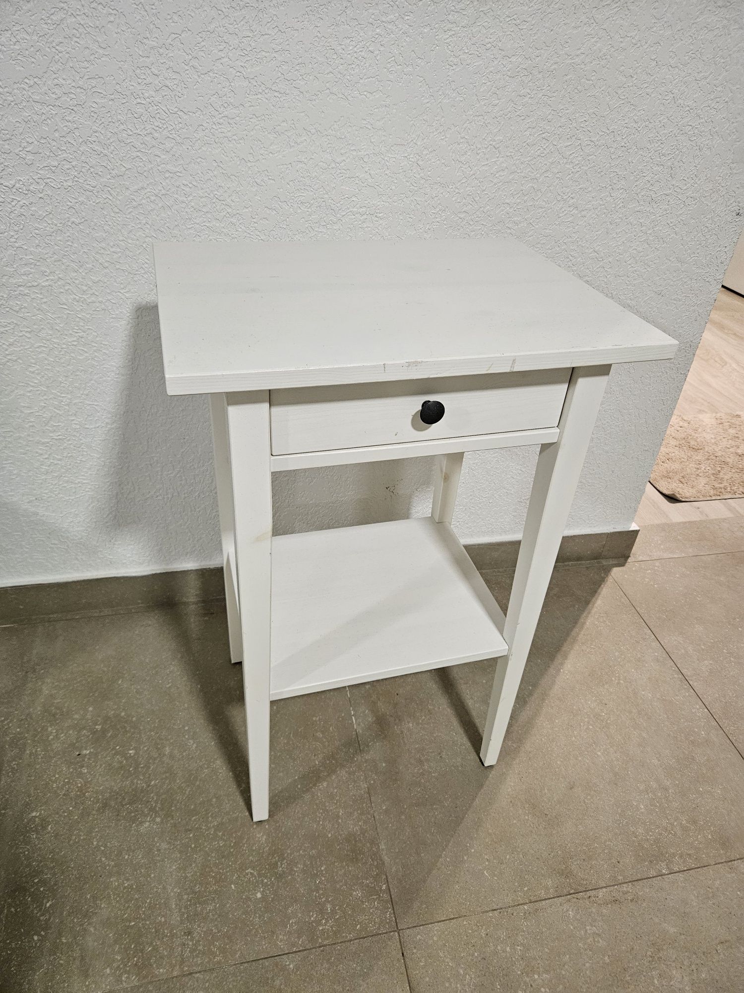 HEMNES mesa de cabeceira branco 
Mesa de cabceira, velatura branca, 46