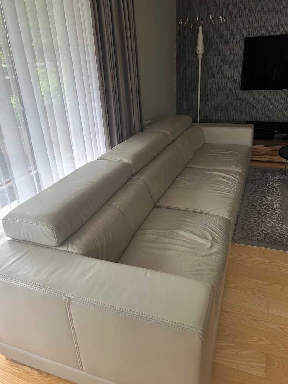 Skórzana sofa KLER ecru rozsuwana z podnoszonymi zagłówkami