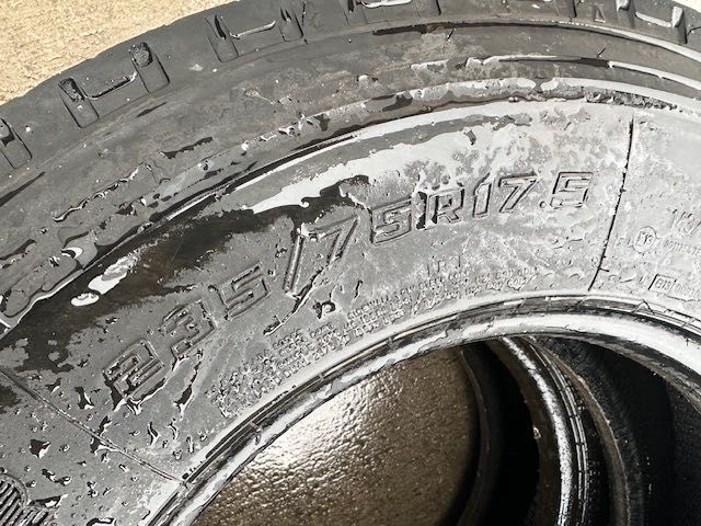 opona do niskopodwoziowej naczepy  R 17,5 KOMPLET