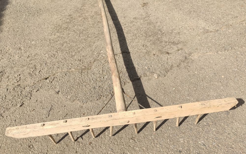 Грабли деревянные садовые