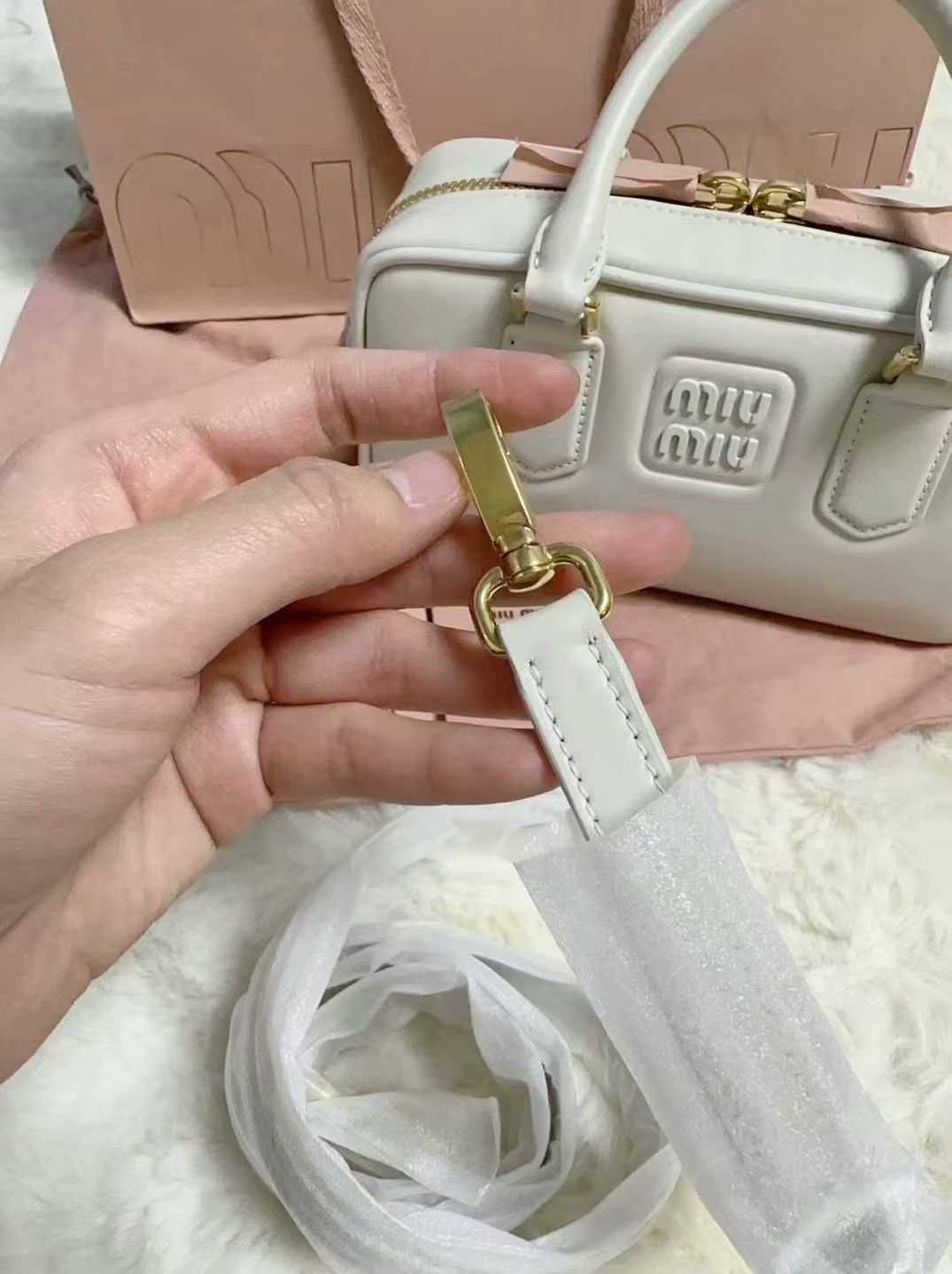 MiuMiu Biała Torebka Na Ramię Welurowa Elegancja Sezon Letni