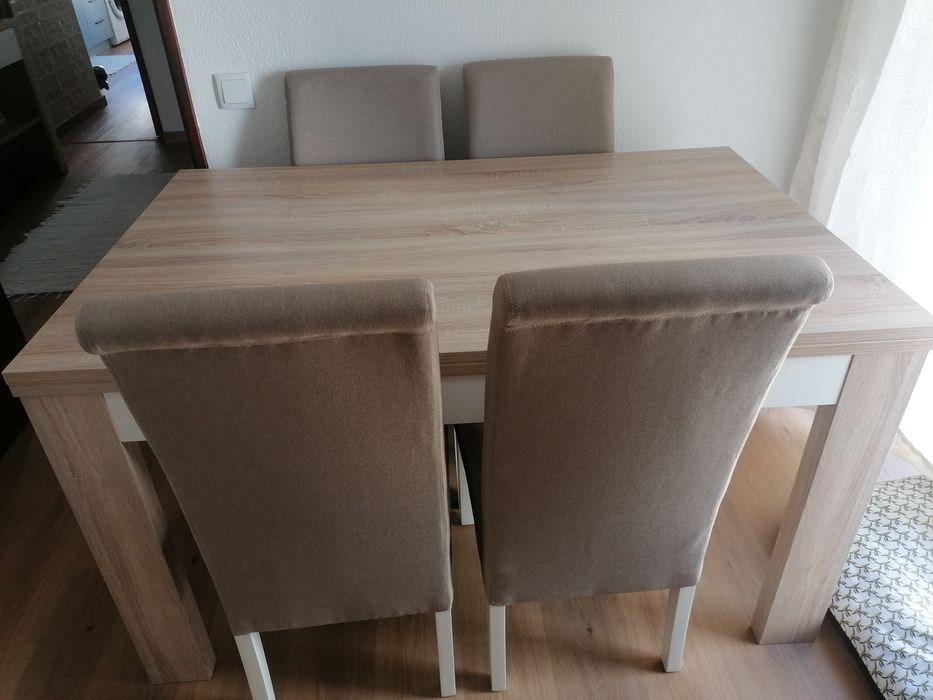 Vendo mesa e 6 cadeiras de sala jantar extensível, e mesa pequena de c