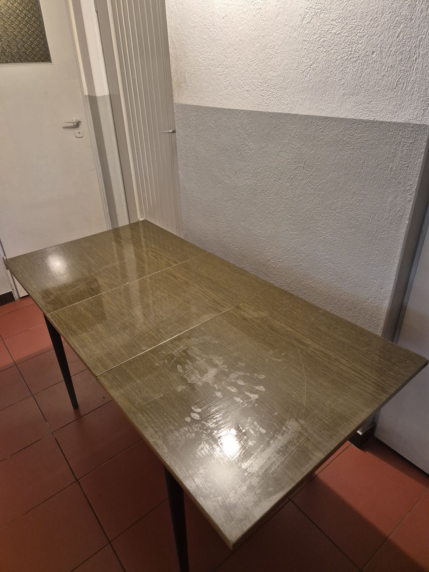 Rozkładany stół z 4 krzesłami