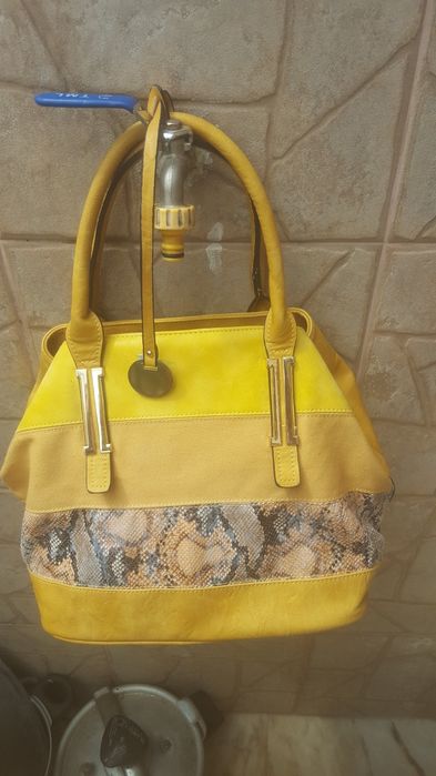 Saco em pel para  Senhora  novo  dá  para  levar  a mão  ou de  tiraco