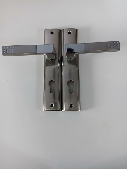 Klamki nowe do drzwi wewnętrznych wraz z szyldami w kolorze srebrnym