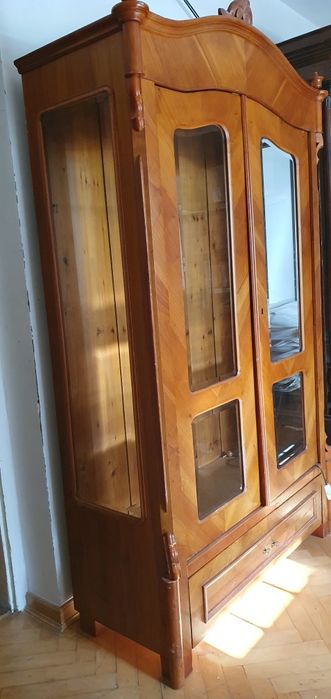 Kredens podświetlany w dobrym stanie.