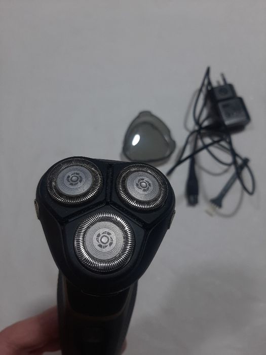 Máquina de barbear Philips com aparador de patilhas