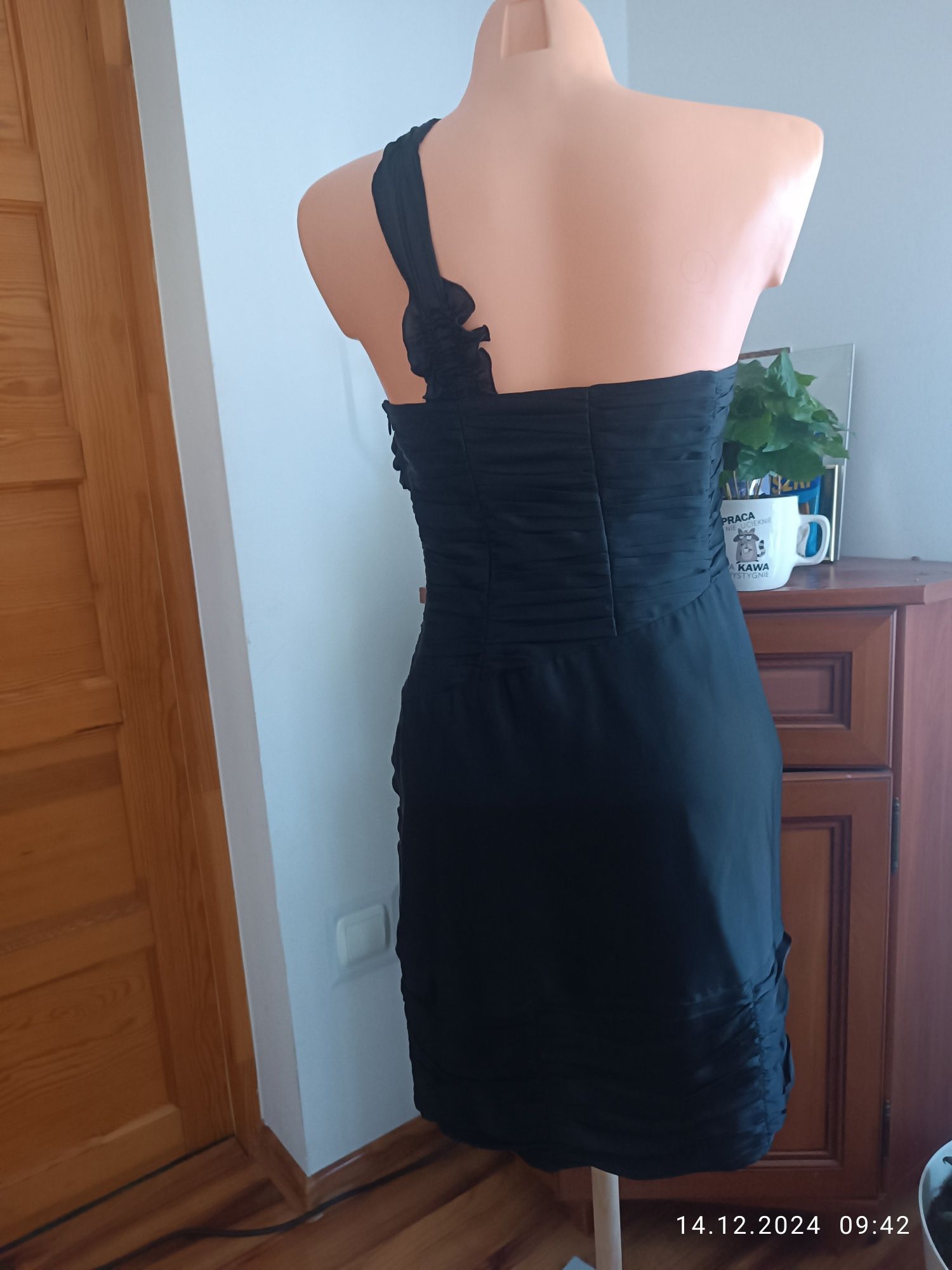 Czarne sukienks na jedno ramię L